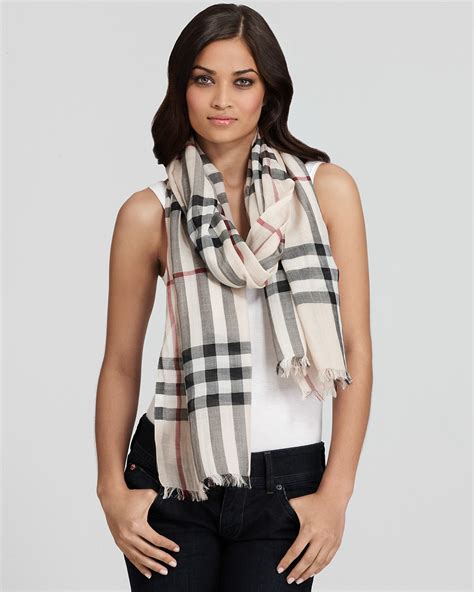 stola burberry|Burberry silk scarf.